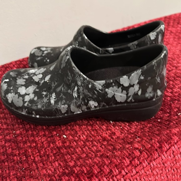 Crocs Camo Print Clog Shoes - Picture 2 of 3